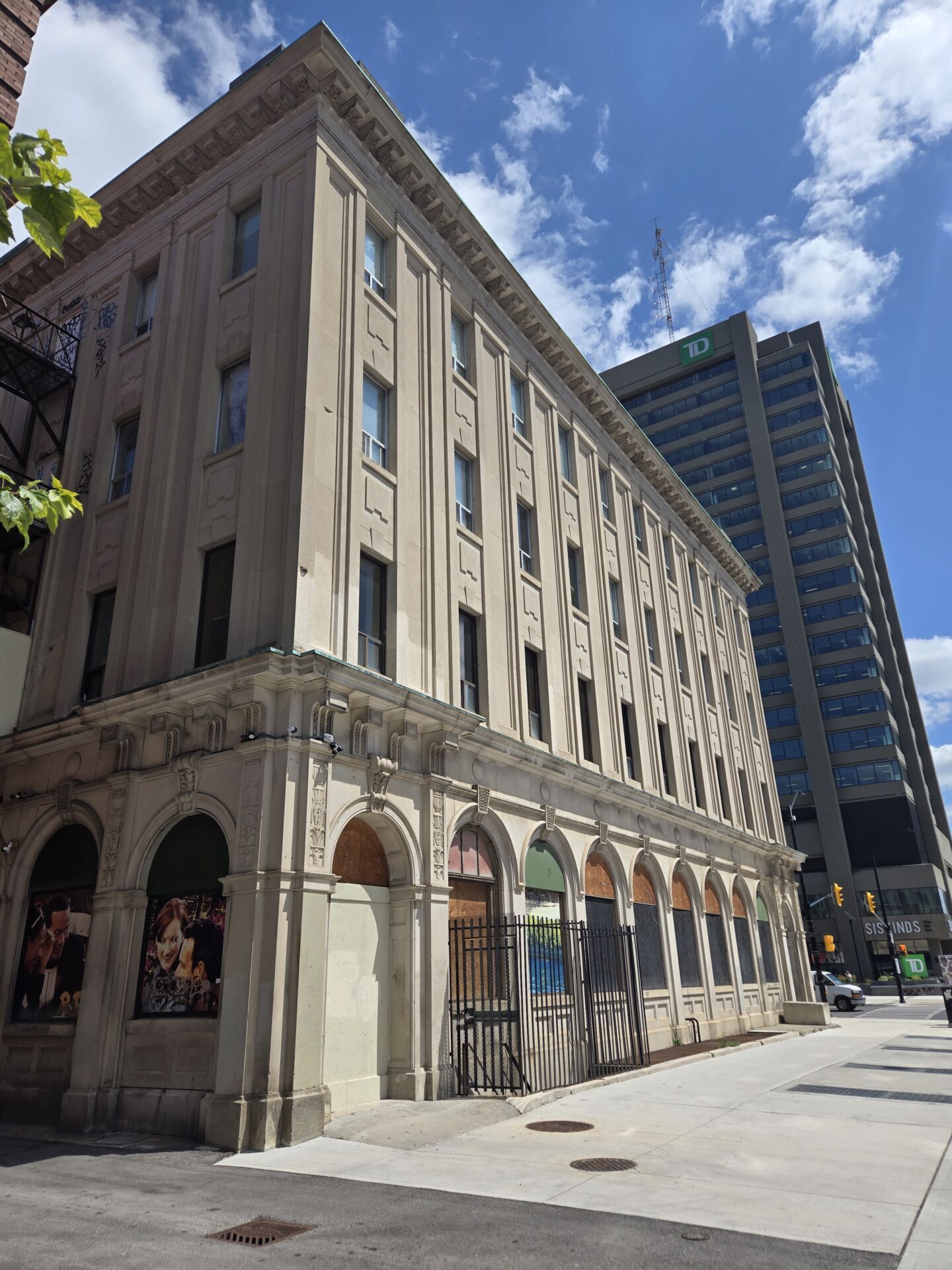 #403-272 Dundas St